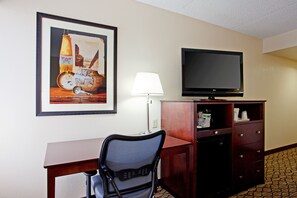A hotel room with a desk, chair, television, lamp, and a framed artwork on the wall. - Holiday Inn Express Scottsdale North by IHG (Paradise Valley)