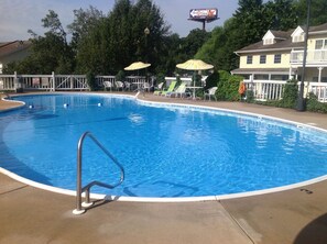 Outdoor pool, sun loungers - Honeysuckle Inn & Conference Center (Branson)