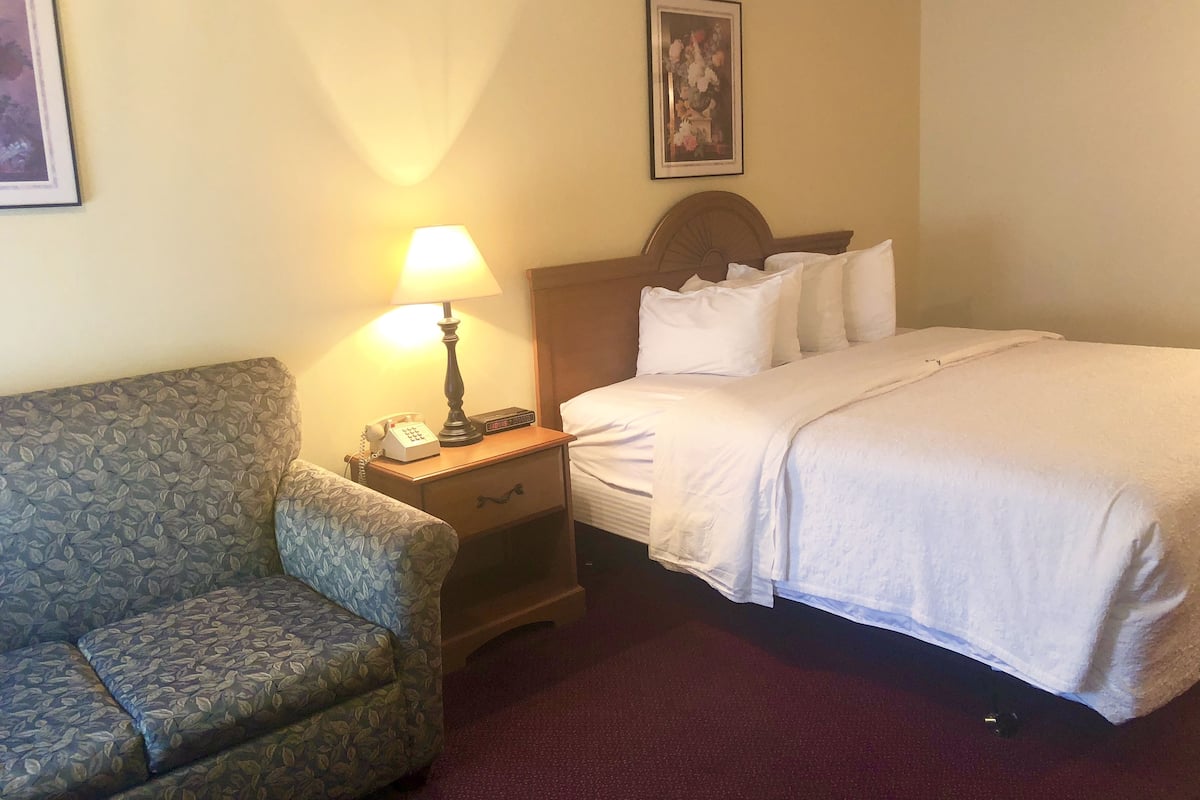 Comfort Room, Non Smoking (1 King Bed) | Iron/ironing board, rollaway beds, bed sheets