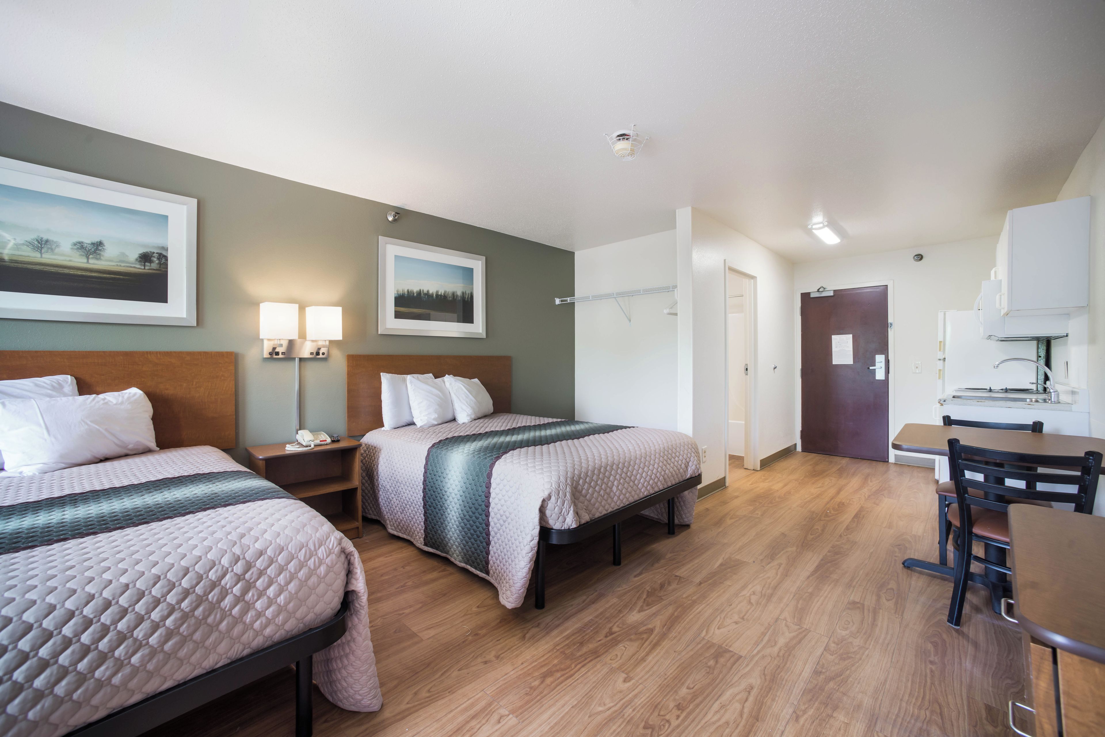 Cortinas blackout, wifi gratis y ropa de cama 