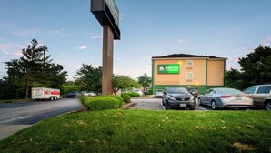 Exterior - HomeTowne Studios by Red Roof St. Louis - Airport/ N Lindbergh (Hazelwood)