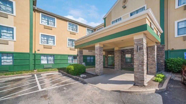 Exterior - HomeTowne Studios by Red Roof St. Louis - Airport/ N Lindbergh (Hazelwood)