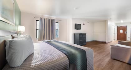 HomeTowne Studios by Red Roof St. Louis - Airport/ N Lindbergh