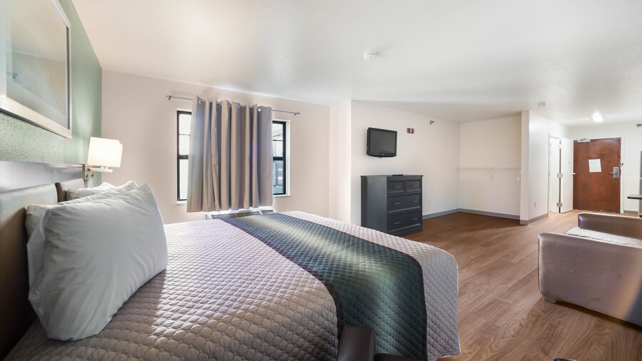 HomeTowne Studios by Red Roof St. Louis - Airport/ N Lindbergh