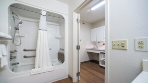 Studio, 1 Queen Bed, Accessible, Non Smoking | Bathroom | Free toiletries, towels, toilet paper - HomeTowne Studios by Red Roof St. Louis - Airport/ N Lindbergh (Hazelwood)