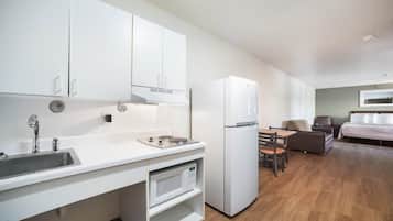 Refrigerador con freezer, microondas, placa de cocina