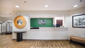 Reception - HomeTowne Studios by Red Roof St. Louis - Airport/ N Lindbergh (Hazelwood)