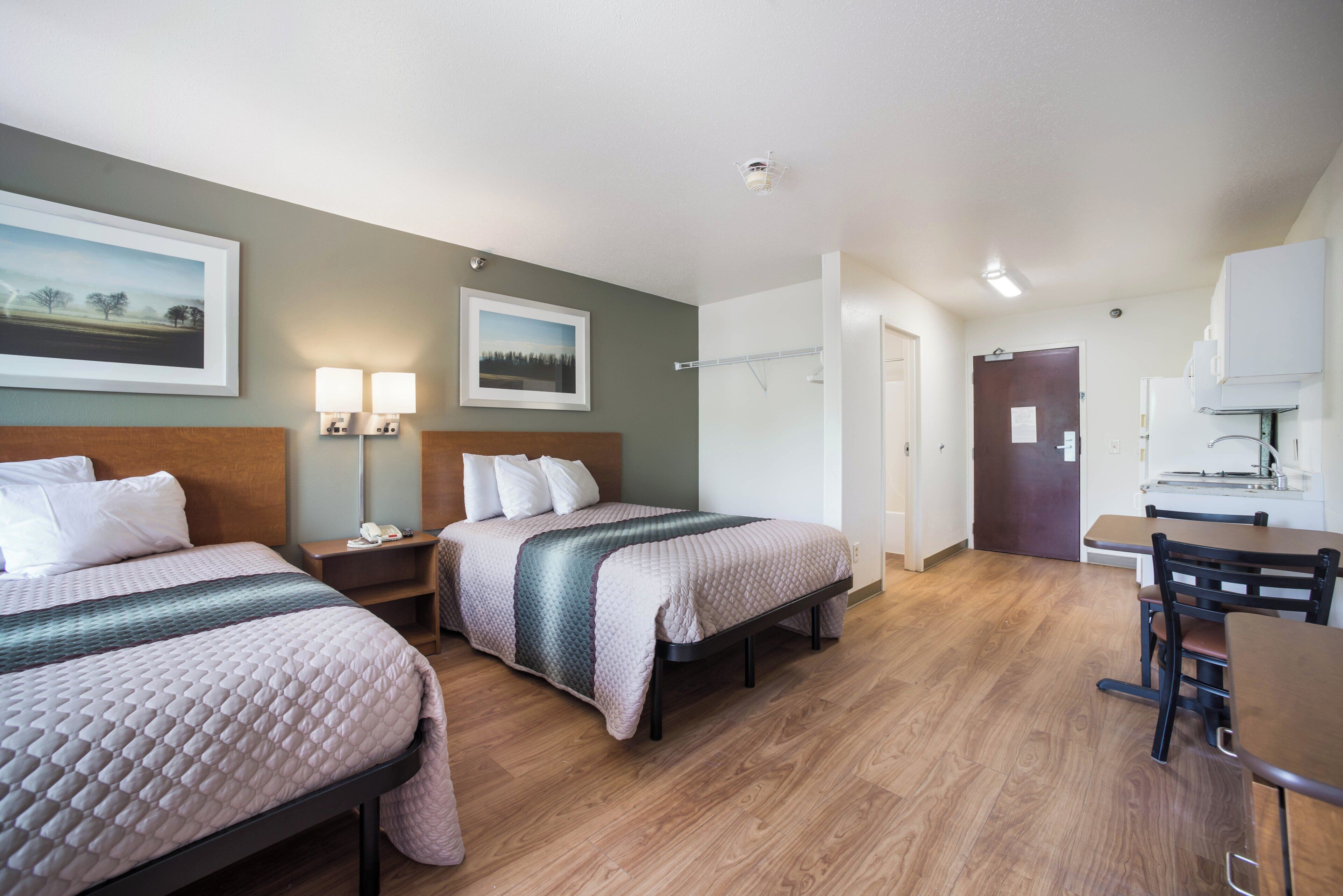 Estudio, 2 camas matrimoniales, para no fumadores | Cortinas blackout, wifi gratis y ropa de cama 