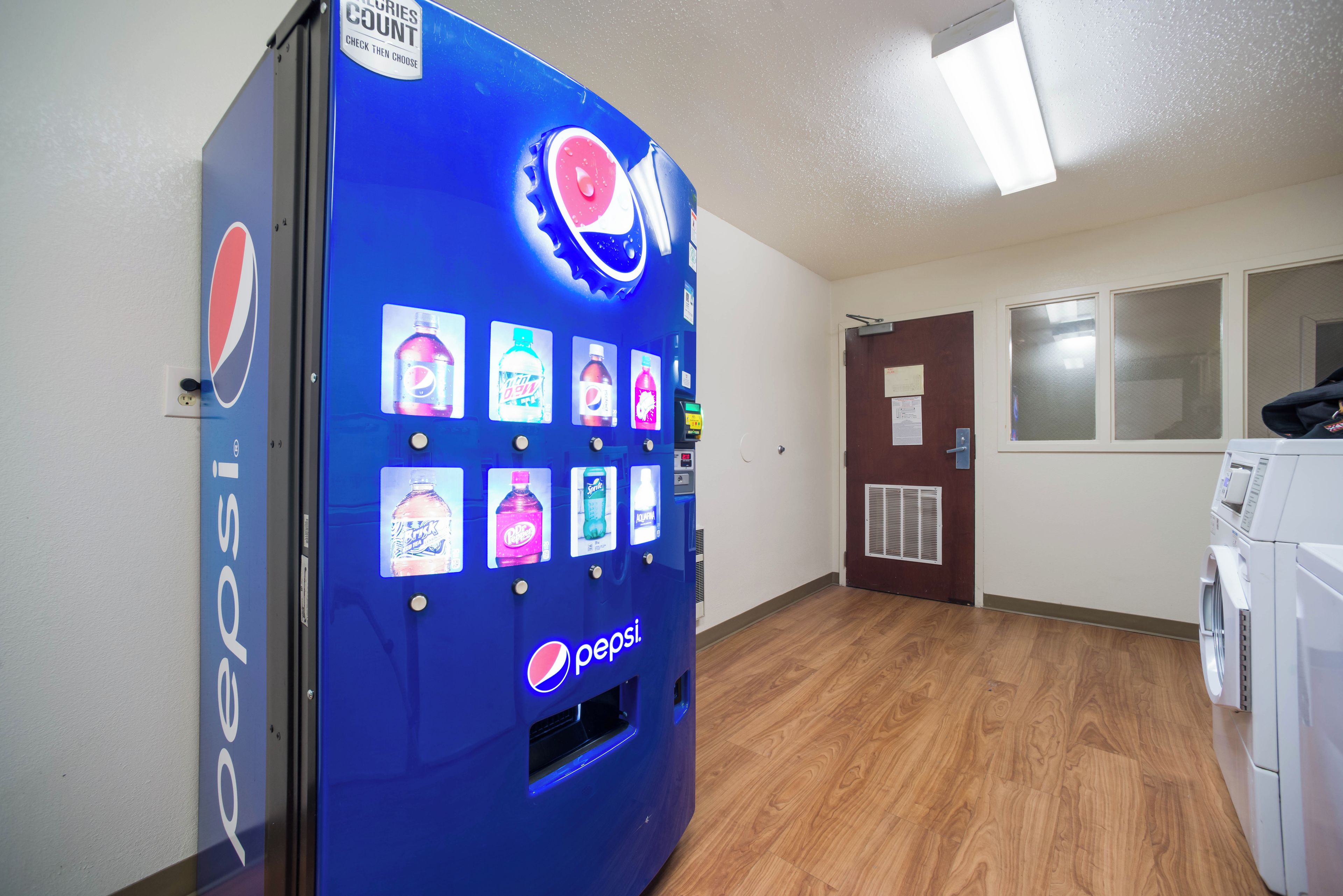 Máquina expendedora con el logotipo de Pepsi y diversas opciones de bebidas.
