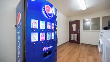 Máquina expendedora con el logotipo de Pepsi y diversas opciones de bebidas.