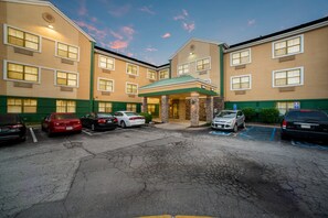 Exterior - HomeTowne Studios by Red Roof St. Louis - Airport/ N Lindbergh (Hazelwood)