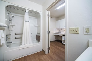 Un baño con bañera, ducha y lavabo.
