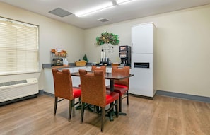 Breakfast area - Extended Stay America Suites Kansas City Airport (Kansas City)