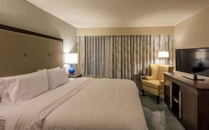 Safe på rommet, skrivebord, blendingsgardiner og strykejern/-brett