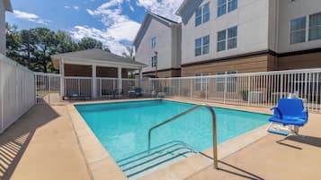 Een buitenzwembad, open van 07.00 uur tot 22.00 uur, en ligstoelen