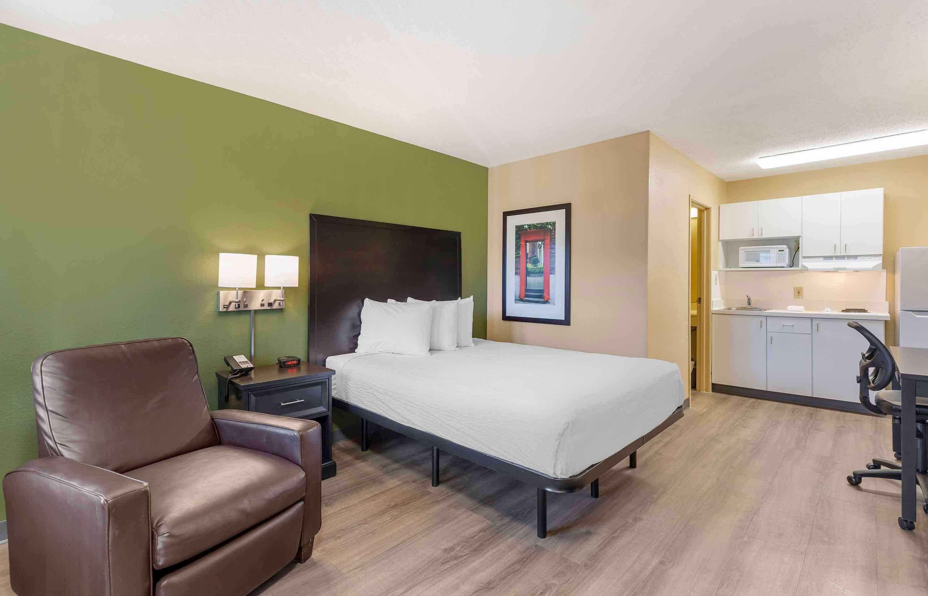 Estúdio, 1 cama Queen, para não fumantes | Escrivaninha, Wi-Fi de cortesia, roupa de cama