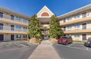 Exterior - Extended Stay America Select Suites - St. Louis - Westport - E Lackland Rd (Maryland Heights)
