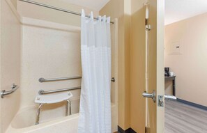 Studio, 1 Queen-Bett, barrierefrei, Nichtraucher | Badezimmer | Duschwanne, kostenlose Toilettenartikel, Handtücher