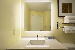 Bañera con ducha, secador de pelo, toallas, jabón