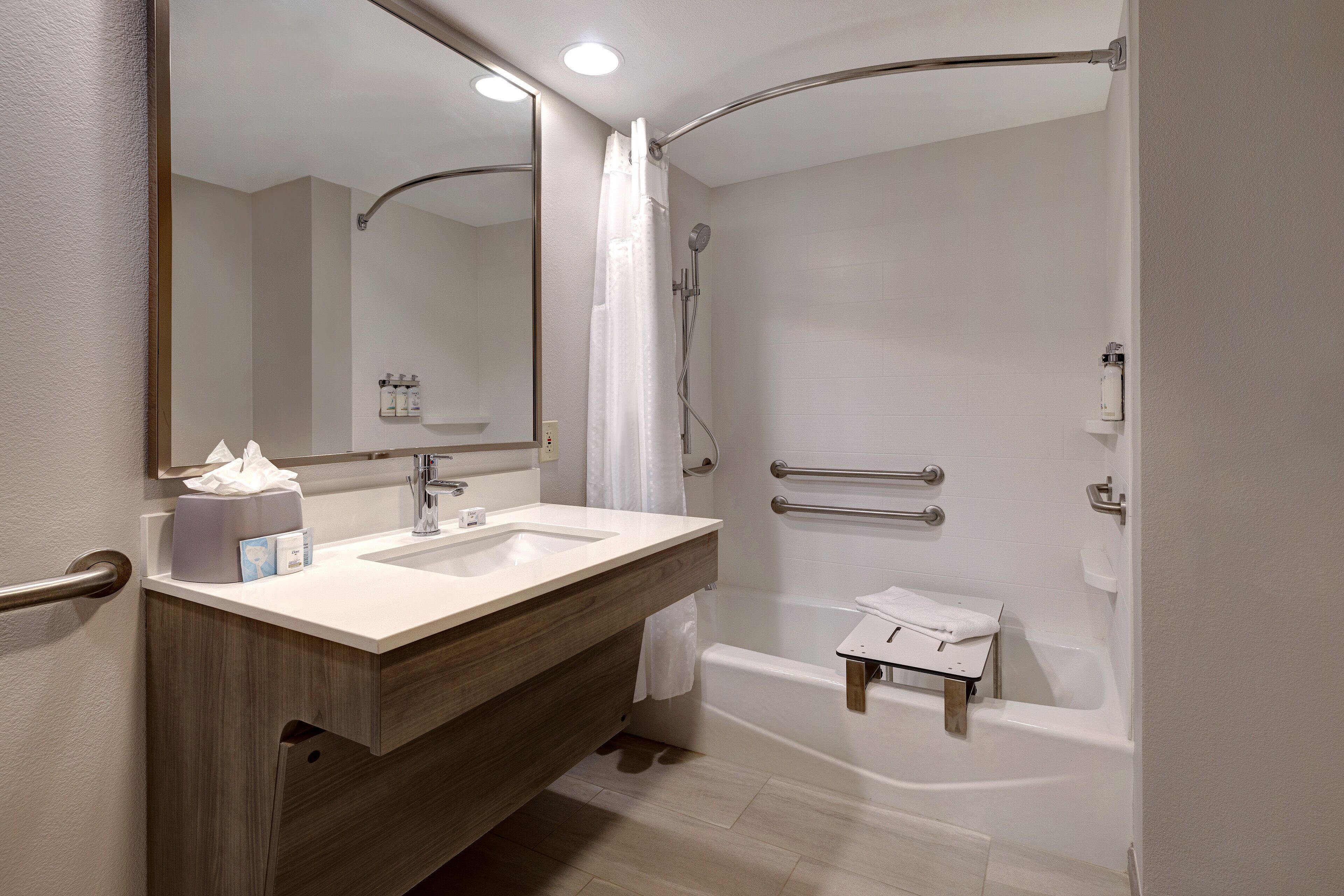 standard room, 1 king bed, accessible (communications, accessible, tub) | bathroom | combined shower/bathtub, hair dryer, towels