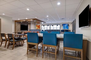 Free daily buffet breakfast - Holiday Inn Express & Suites Central Omaha by IHG (Omaha)
