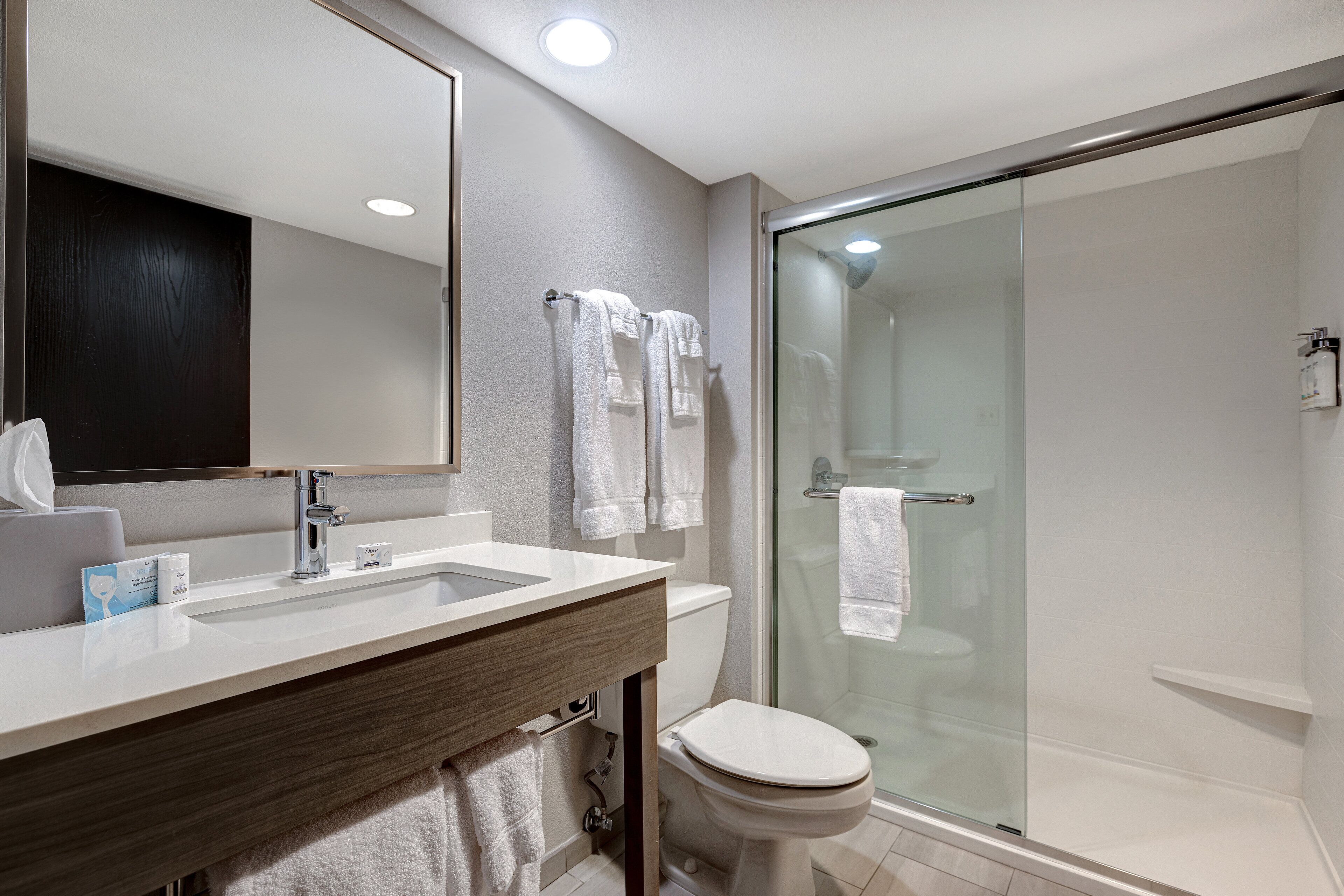 combined shower/bathtub, hair dryer, towels