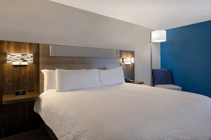 Egyptian cotton sheets, premium bedding, down comforters, desk - Holiday Inn Express & Suites Central Omaha by IHG (Omaha)