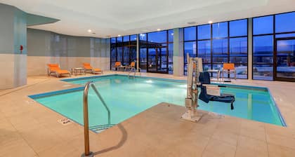Holiday Inn Express & Suites Central Omaha by IHG