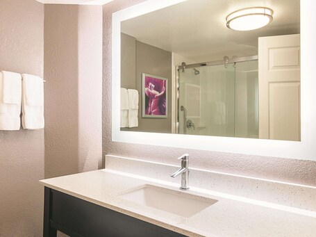 La Quinta Inn Suites by Wyndham Phoenix Scottsdale - Image 31