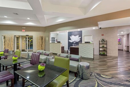 La Quinta Inn Suites by Wyndham Phoenix Scottsdale - Image 3