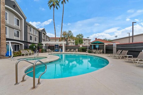 La Quinta Inn Suites by Wyndham Phoenix Scottsdale - Image 10