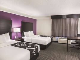 客房, 2 张双人床, 无障碍, 无烟房 (Mobility/Hearing Impaired Accessible) | 高档床上用品、办公桌、熨斗/熨衣板、免费婴儿床