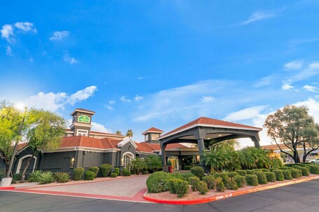 La Quinta Inn Suites by Wyndham Phoenix Scottsdale - Image 1