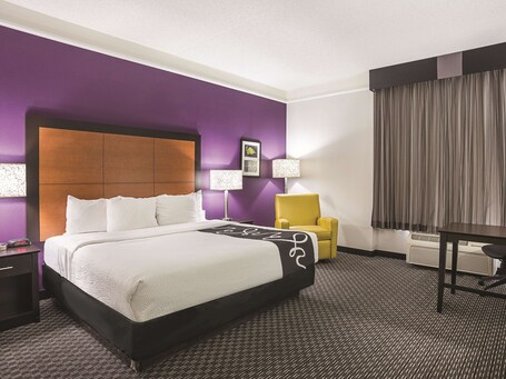 La Quinta Inn Suites by Wyndham Phoenix Scottsdale - Image 26