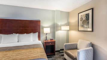 Escritorio, cortinas blackout y tabla de planchar con plancha