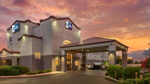 Un hôtel Best Western doté d’une entrée couverte, d’un parking et offrant une vue sur le coucher de soleil.