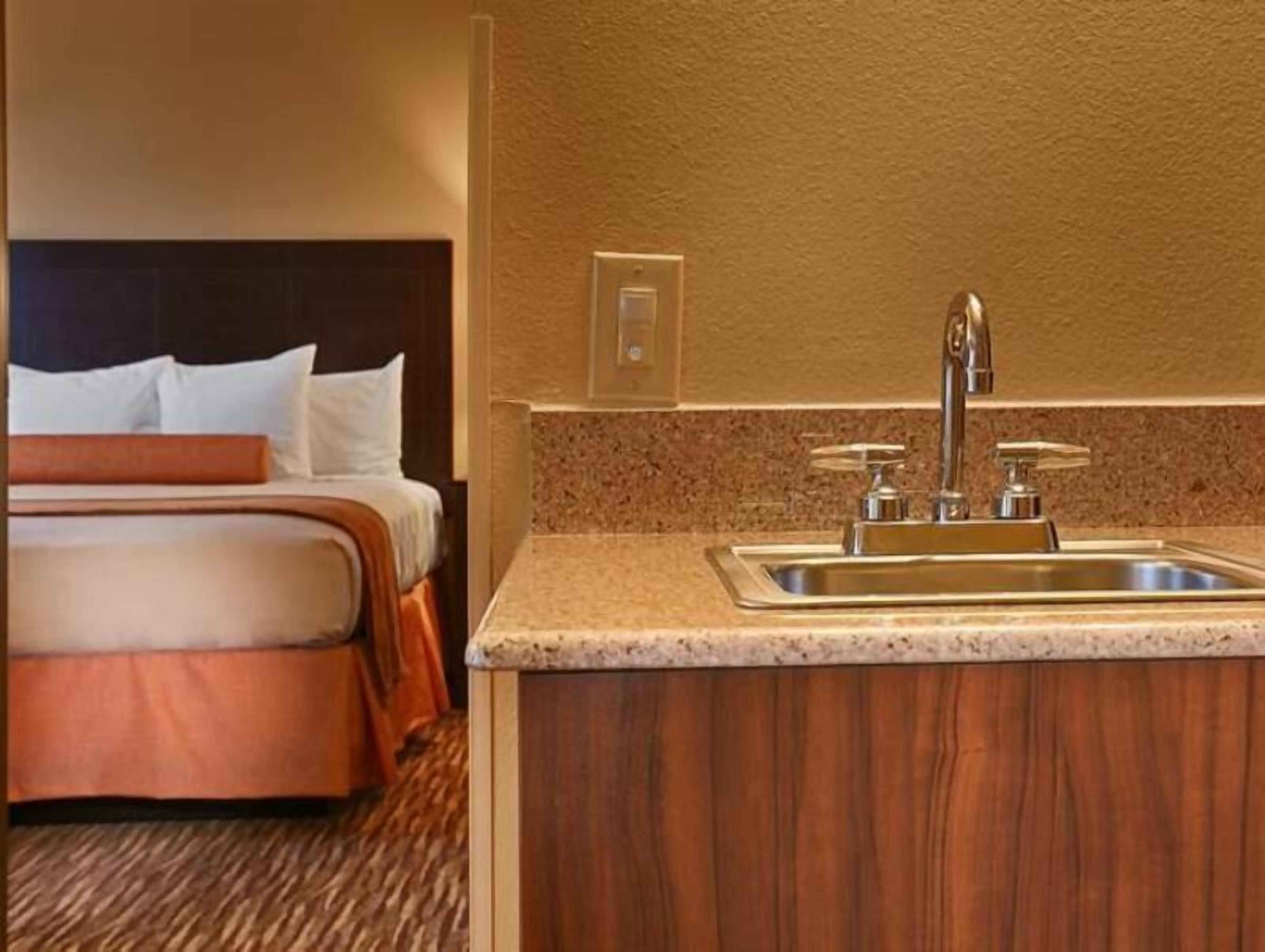 Schreibtisch, laptopgeeigneter Arbeitsplatz, Verdunkelungsvorhänge