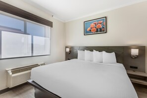 Suite, 1 kingsize-seng, ikke-røyk | Skrivebord, skrivebord for bærbar PC og blendingsgardiner