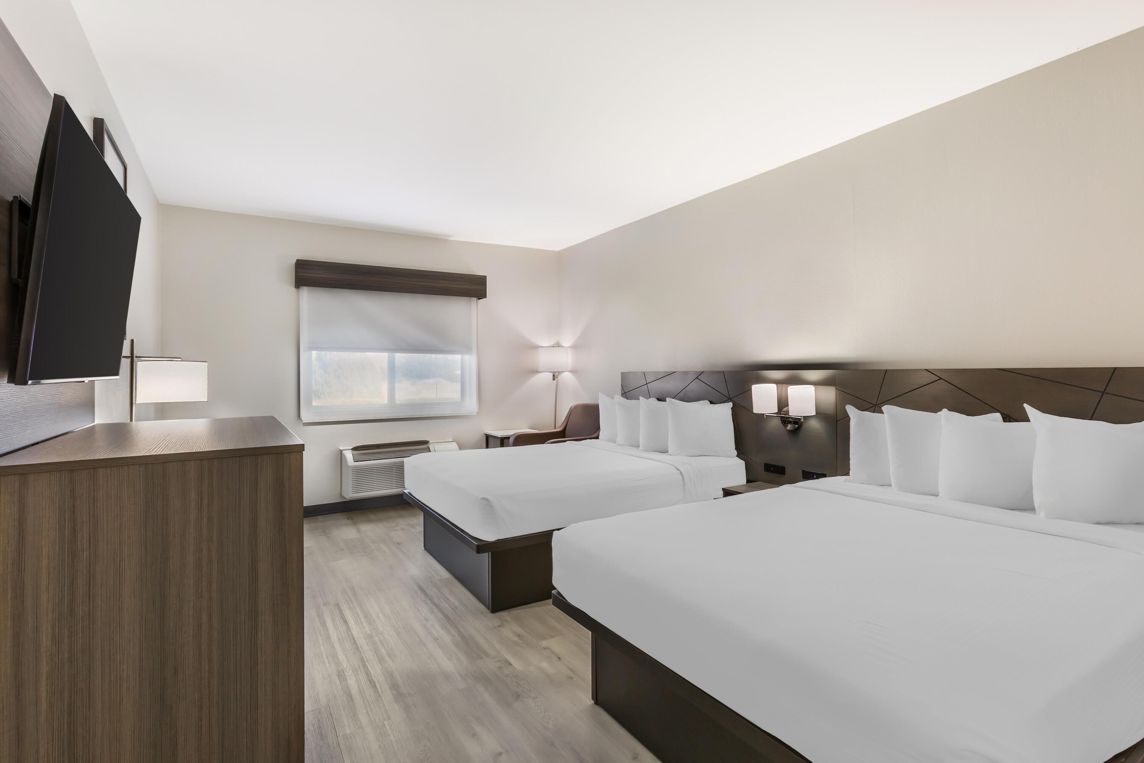 Habitación estándar, 2 camas Queen size, para no fumadores, refrigerador y microondas | Escritorio, espacio para trabajar con laptop y cortinas blackout 