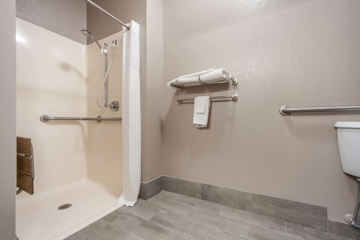 Habitación, 1 cama de matrimonio, accesible para personas con discapacidad, no fumadores | Baño | Artículos de higiene personal gratuitos, secador de pelo y toallas