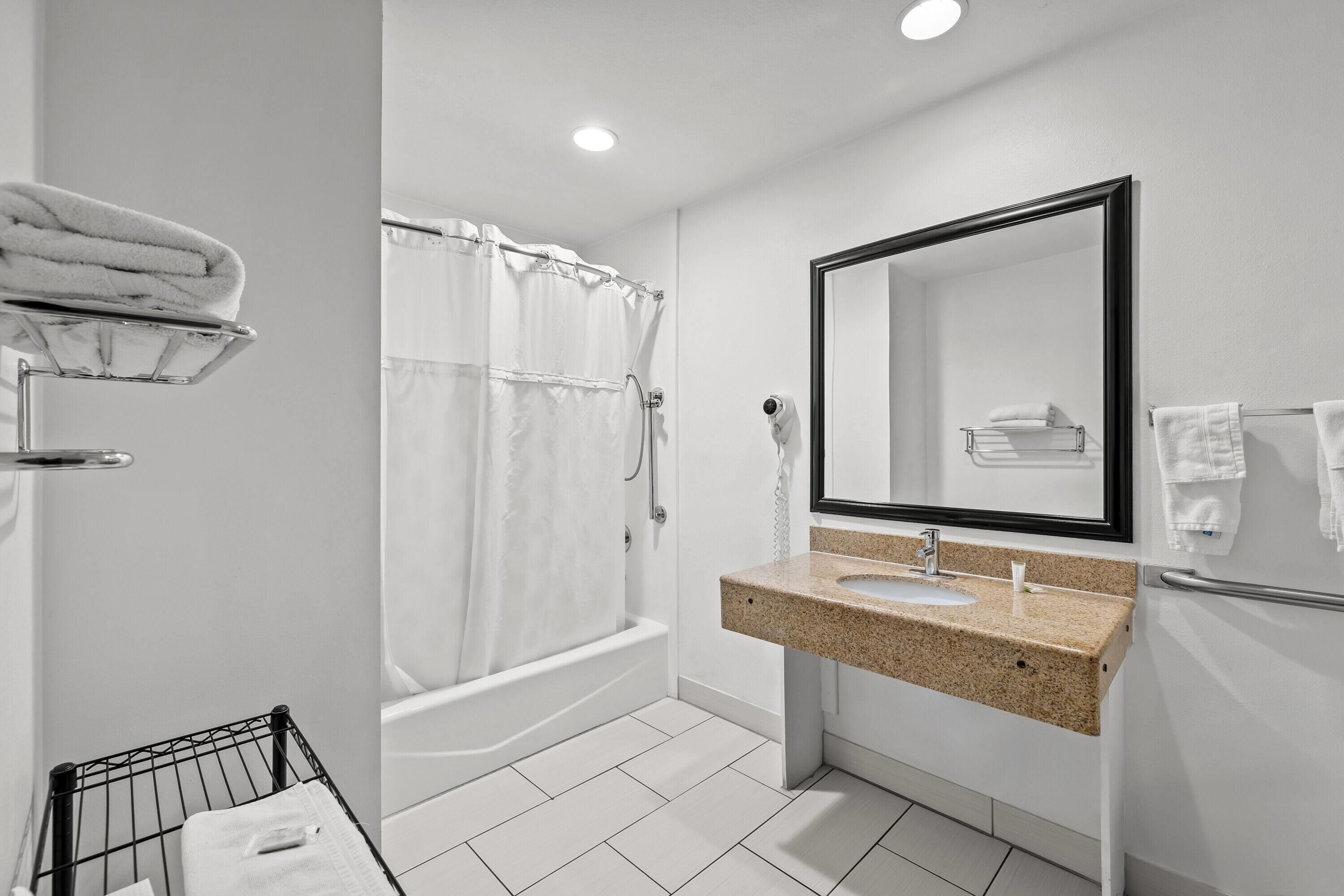 Bañera con ducha, artículos de tocador gratuitos, secador de pelo