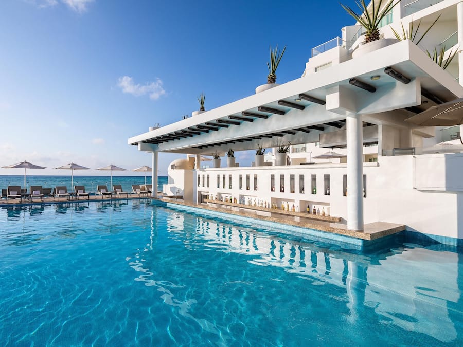 Utendørsbasseng, bassengparasoller og solsenger