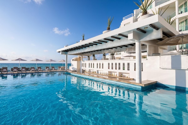 Outdoor pool, pool umbrellas, pool loungers - Playacar Palace All Inclusive (Playa del Carmen)