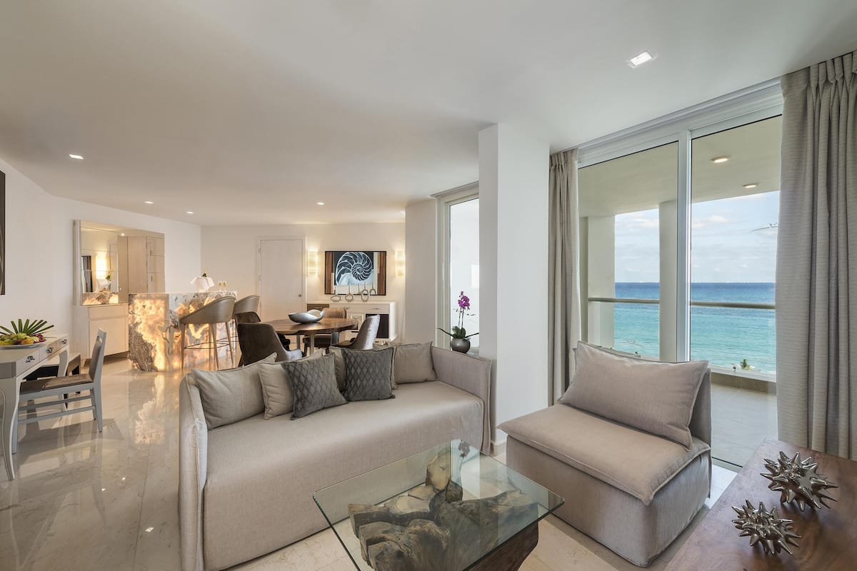 Two Bedroom Presidential Suite Ocean View - Kids & Teens Stay Free | 高档床上用品、迷你吧（备有免费物品）、客房内保险箱、办公桌
