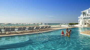 Piscine extérieure, parasols de plage, chaises longues