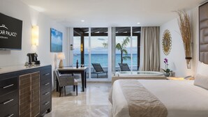 Superior Walk Out Suite Ocean Front - Kids & Teens Stay Free | 객실에서 보이는 전망