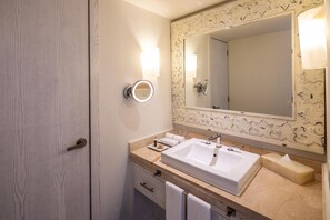 Baignoire et douche séparées, baignoire à jets