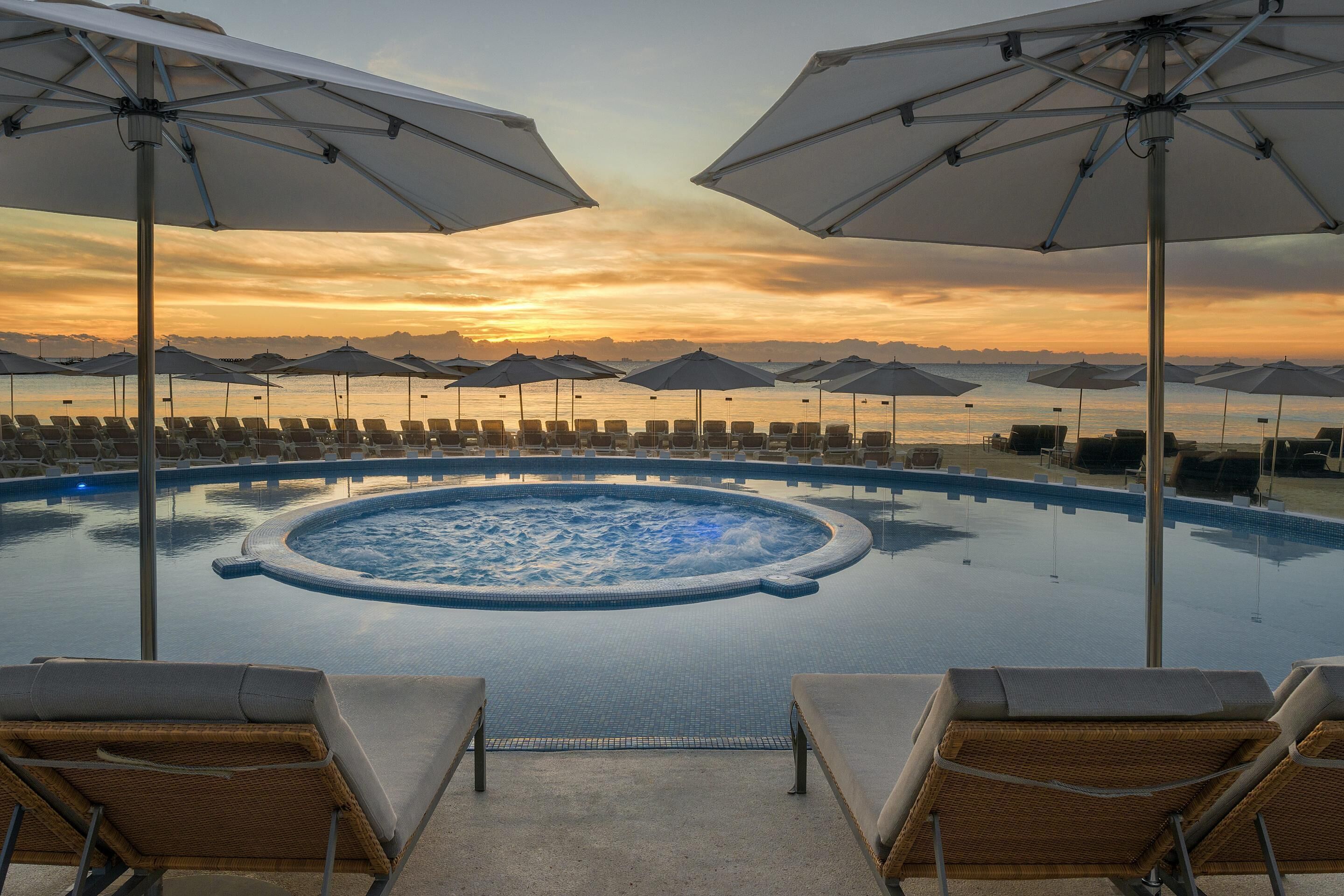 Udendørs pool, parasoller, liggestole