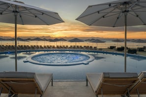 Piscine extérieure, parasols de plage, chaises longues