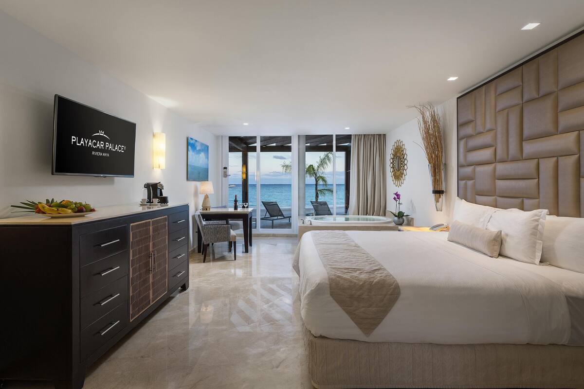 Superior Walk Out Suite Ocean Front - Kids & Teens Stay Free | 高档床上用品、迷你吧（备有免费物品）、客房内保险箱、办公桌